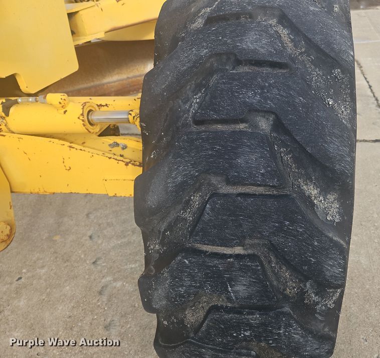 image for item NZ9097 1994 John Deere 570B  motor grader