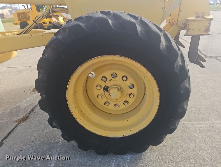 image for item NZ9097 1994 John Deere 570B  motor grader