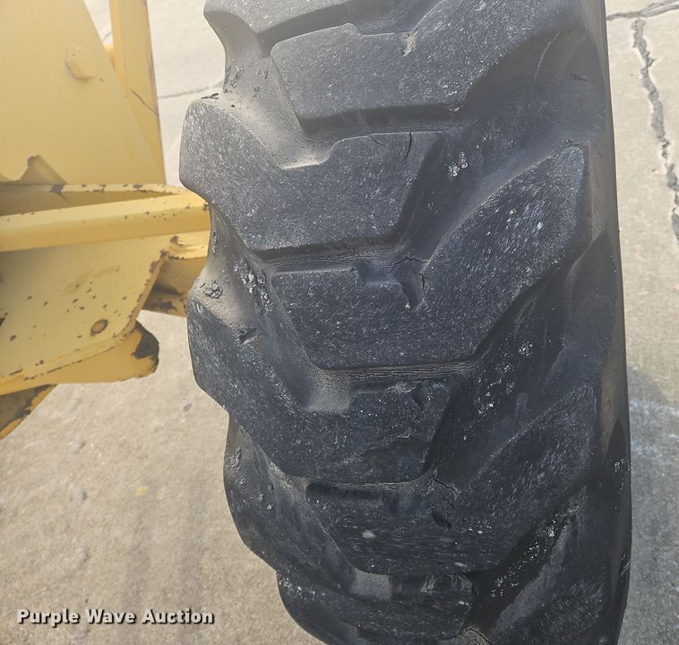 image for item NZ9097 1994 John Deere 570B  motor grader