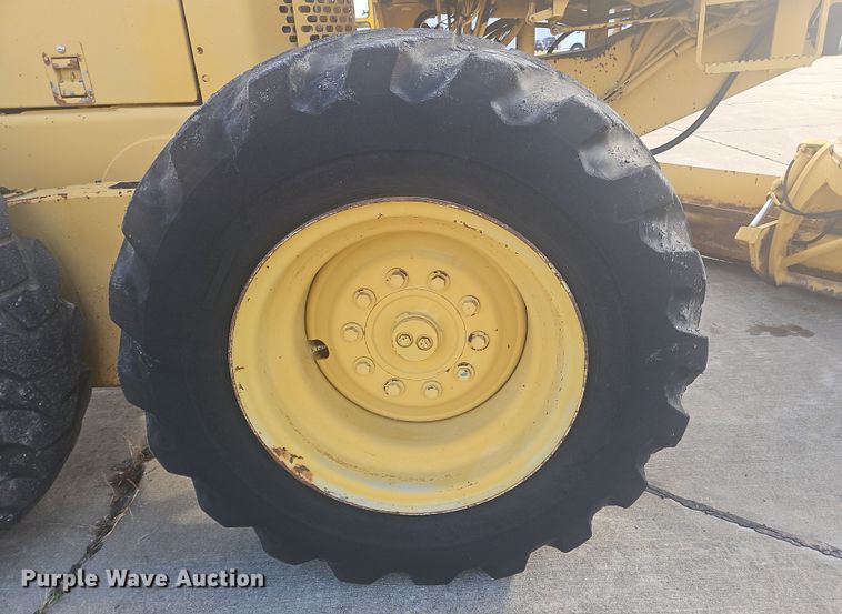 image for item NZ9097 1994 John Deere 570B  motor grader