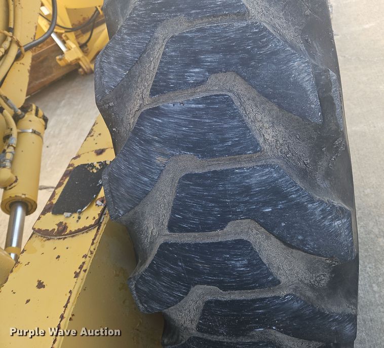 image for item NZ9097 1994 John Deere 570B  motor grader