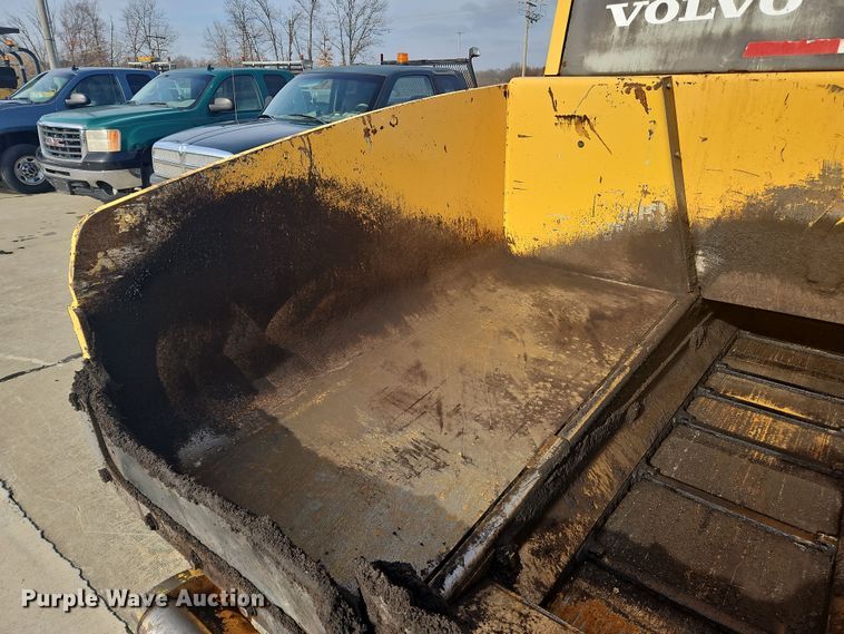 image for item NZ9106 2011 Volvo PF6110 paver