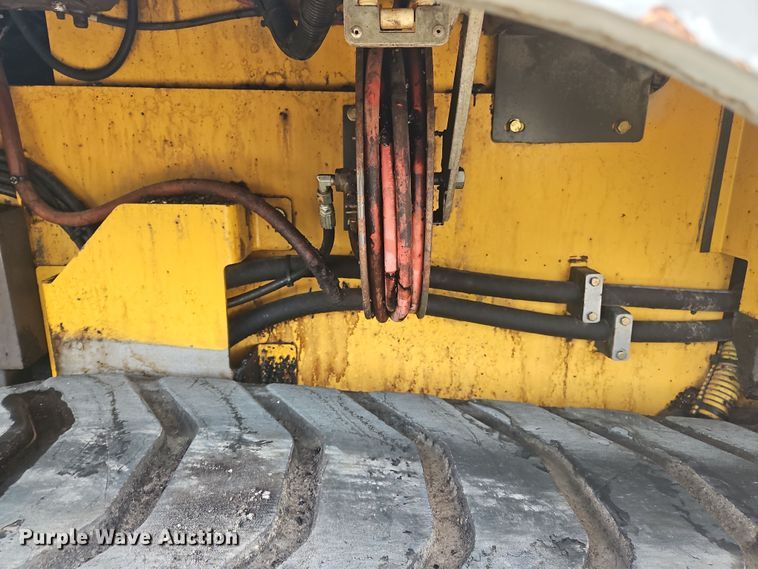 image for item NZ9106 2011 Volvo PF6110 paver