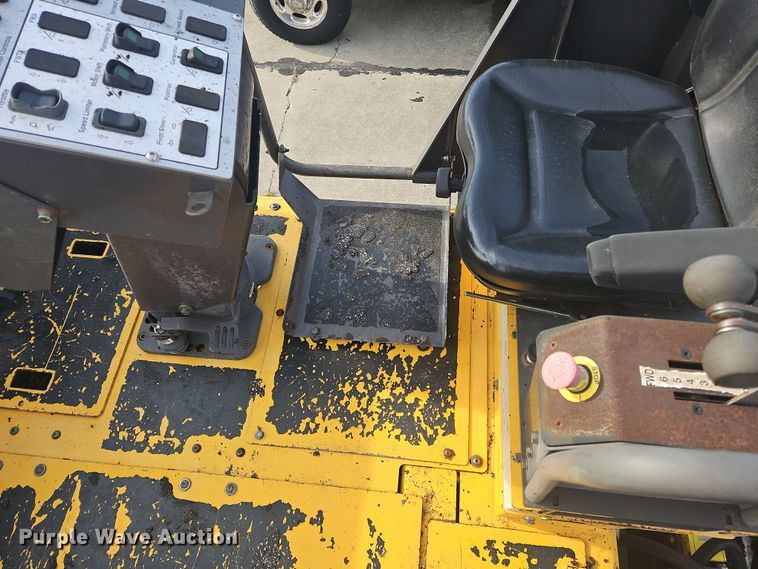 image for item NZ9106 2011 Volvo PF6110 paver