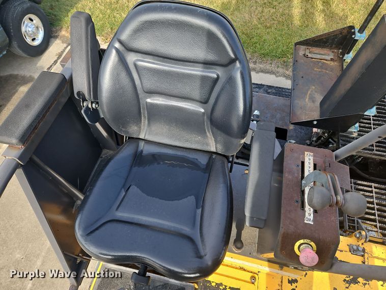 image for item NZ9106 2011 Volvo PF6110 paver