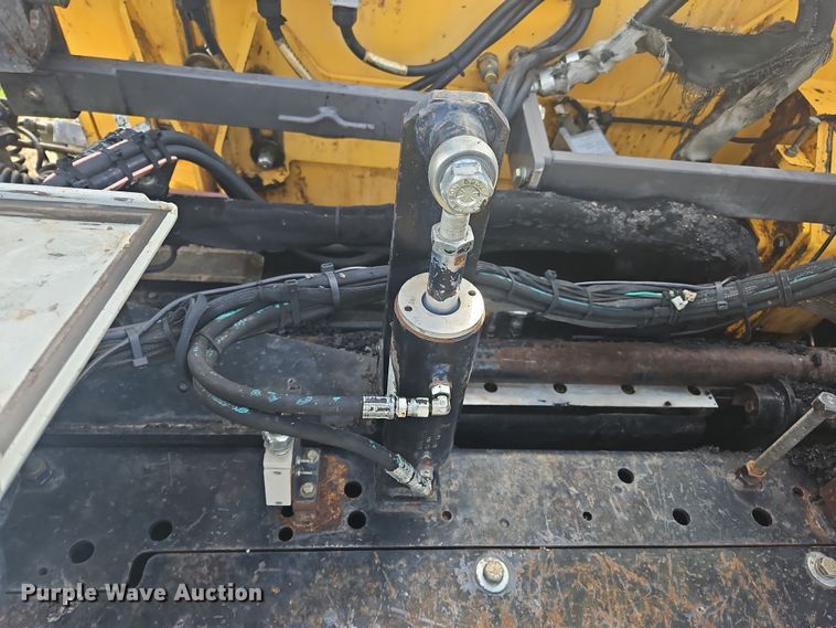 image for item NZ9106 2011 Volvo PF6110 paver