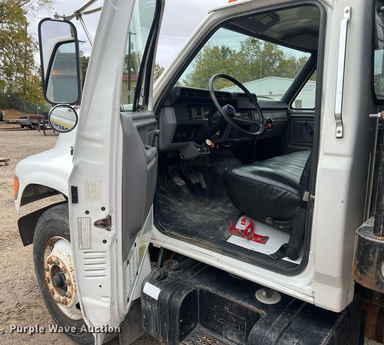 image for item OA9054 1995 Ford F700 dump truck