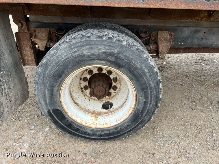 image for item OA9054 1995 Ford F700 dump truck