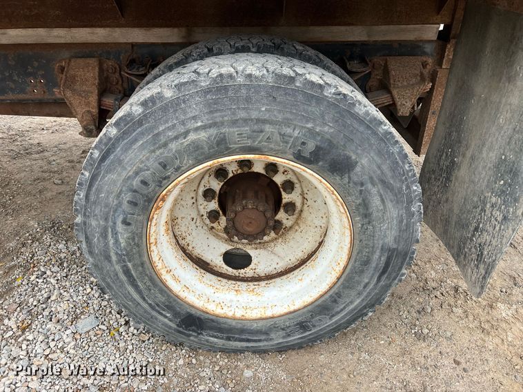 image for item OA9054 1995 Ford F700 dump truck