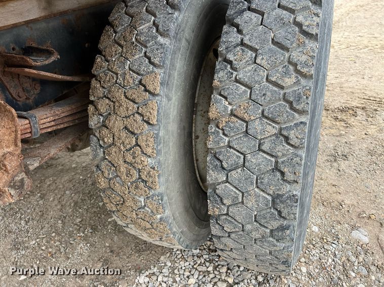 image for item OA9054 1995 Ford F700 dump truck