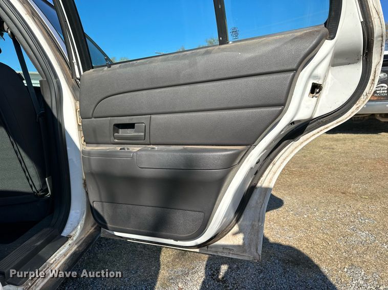 image for item DQ1498 2005 Ford Crown Victoria Police Interceptor