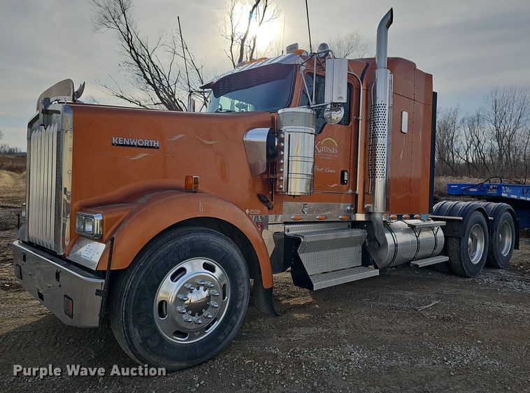 image for item DR5942 2004 Kenworth  semi truck