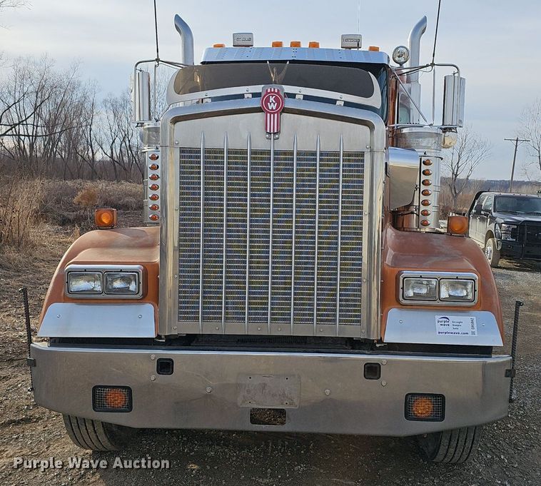 image for item DR5942 2004 Kenworth  semi truck