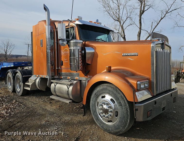 image for item DR5942 2004 Kenworth  semi truck