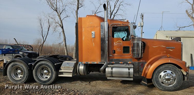 image for item DR5942 2004 Kenworth  semi truck