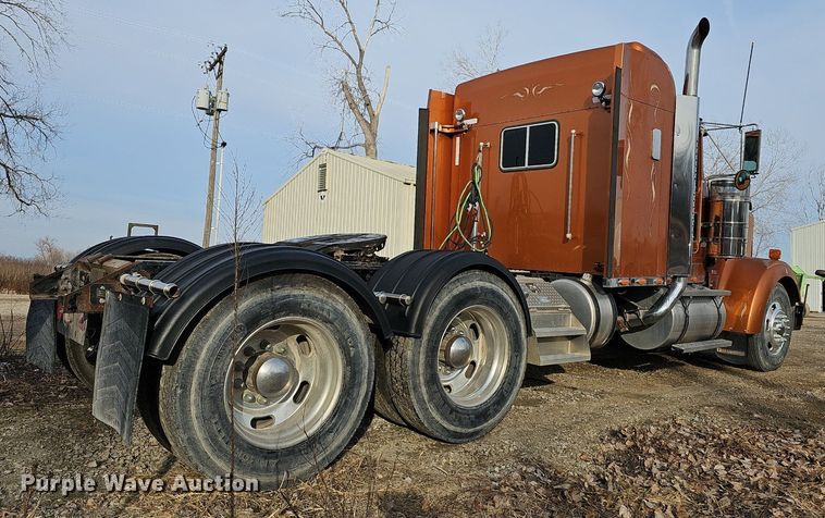 image for item DR5942 2004 Kenworth  semi truck