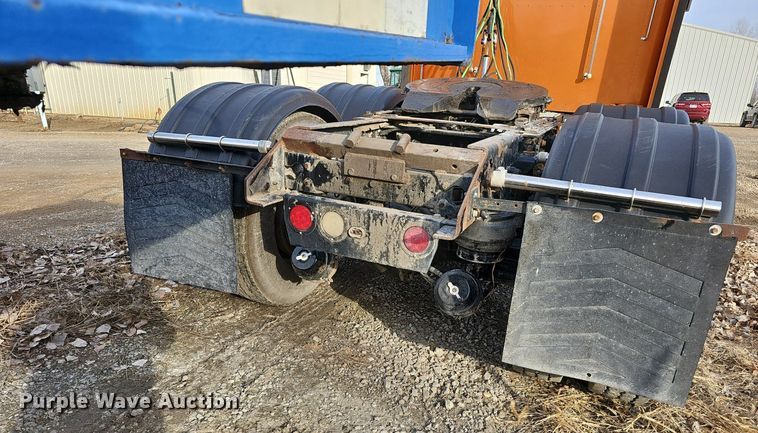 image for item DR5942 2004 Kenworth  semi truck