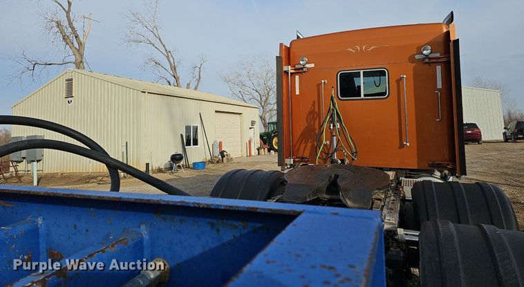 image for item DR5942 2004 Kenworth  semi truck