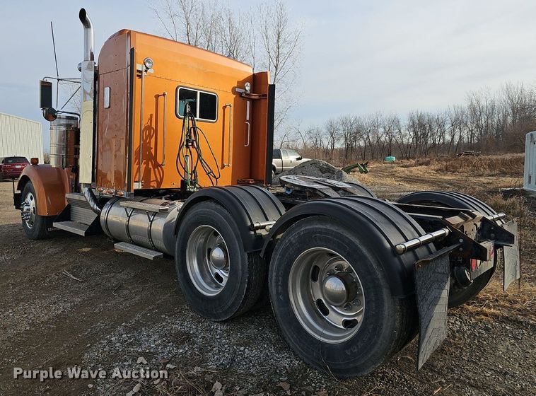 image for item DR5942 2004 Kenworth  semi truck