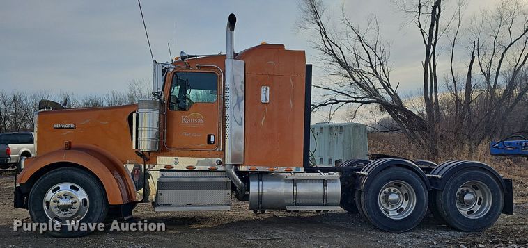 image for item DR5942 2004 Kenworth  semi truck