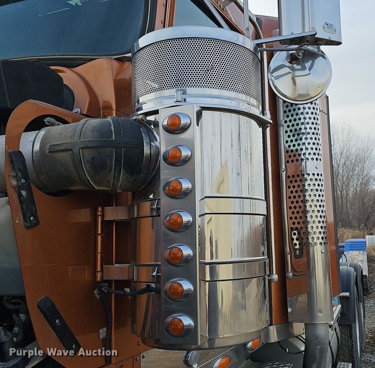 image for item DR5942 2004 Kenworth  semi truck