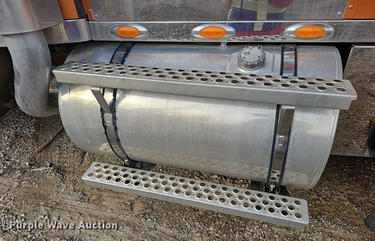 image for item DR5942 2004 Kenworth  semi truck