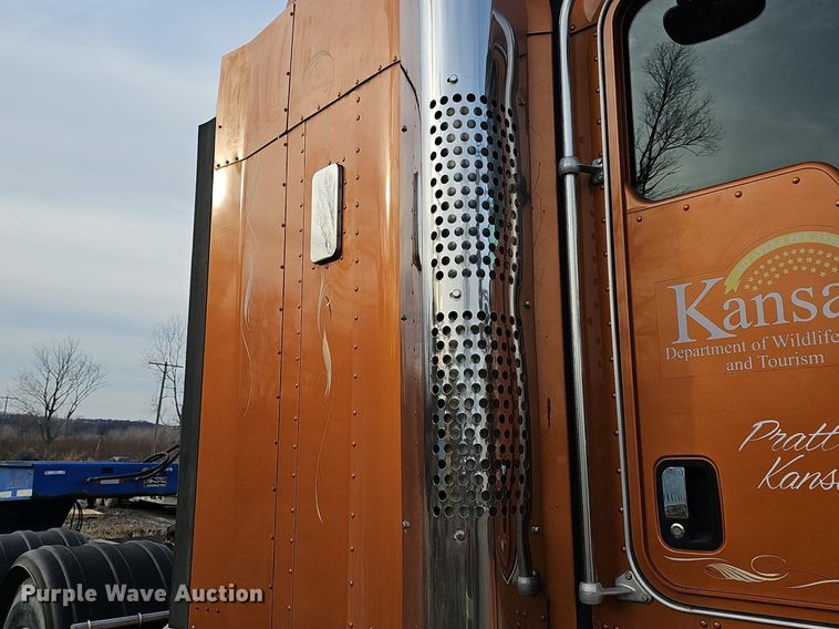 image for item DR5942 2004 Kenworth  semi truck