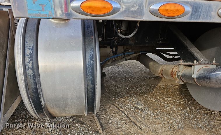 image for item DR5942 2004 Kenworth  semi truck