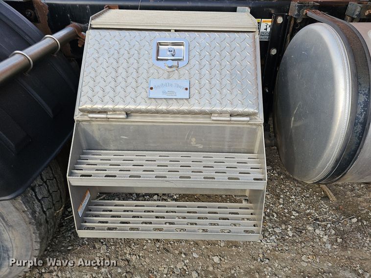 image for item DR5942 2004 Kenworth  semi truck