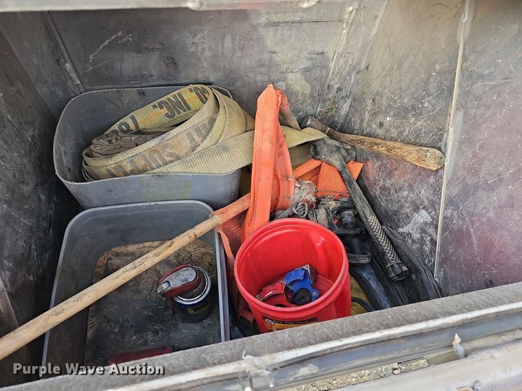 image for item DR5942 2004 Kenworth  semi truck