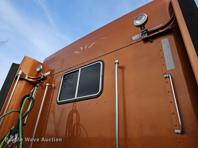 image for item DR5942 2004 Kenworth  semi truck