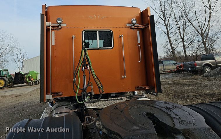 image for item DR5942 2004 Kenworth  semi truck