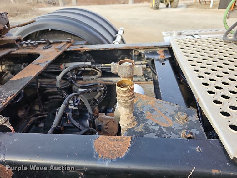 image for item DR5942 2004 Kenworth  semi truck