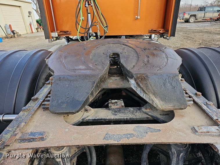 image for item DR5942 2004 Kenworth  semi truck