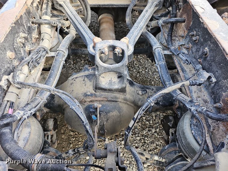 image for item DR5942 2004 Kenworth  semi truck