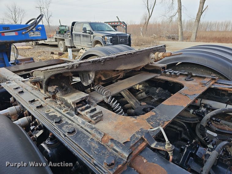 image for item DR5942 2004 Kenworth  semi truck