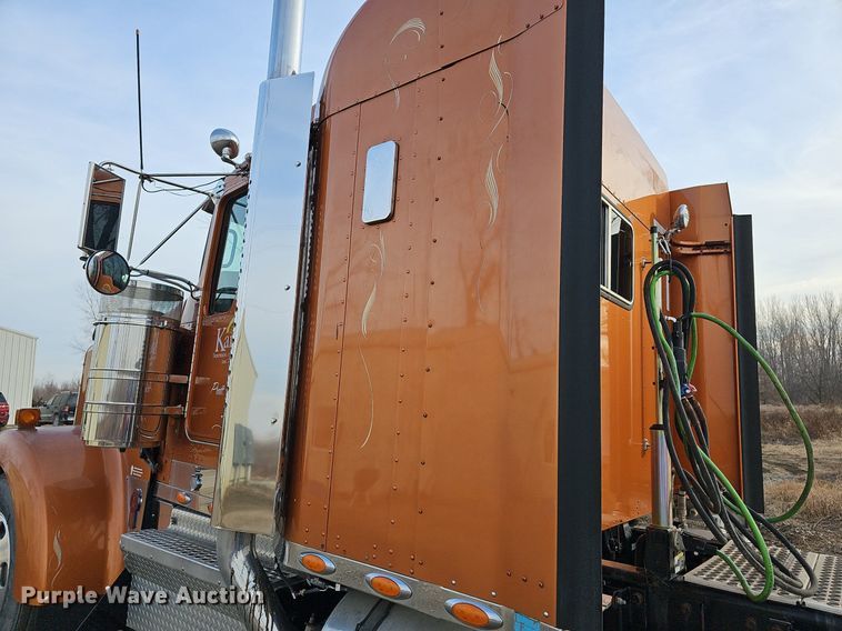 image for item DR5942 2004 Kenworth  semi truck
