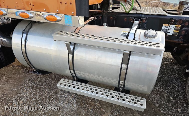 image for item DR5942 2004 Kenworth  semi truck