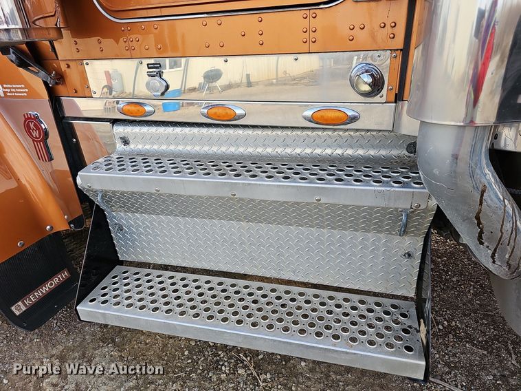 image for item DR5942 2004 Kenworth  semi truck