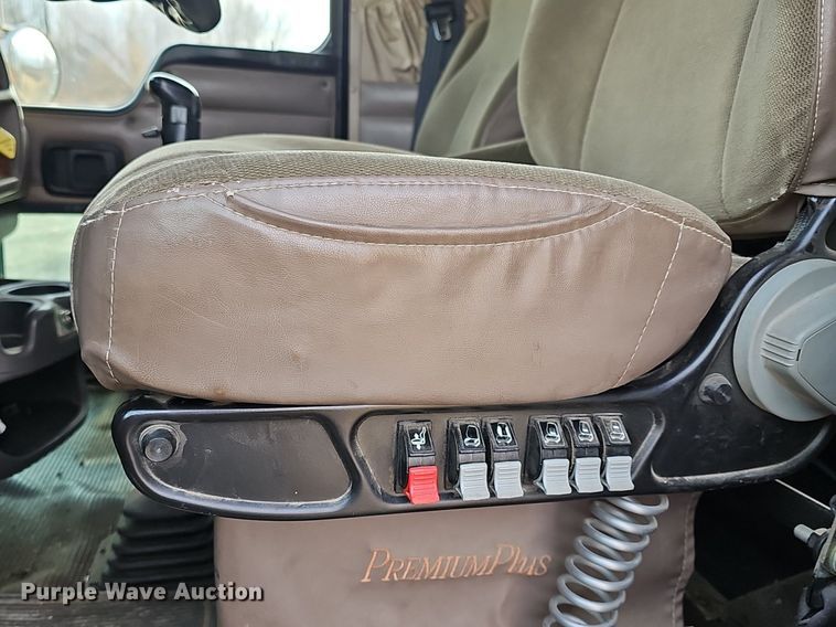 image for item DR5942 2004 Kenworth  semi truck