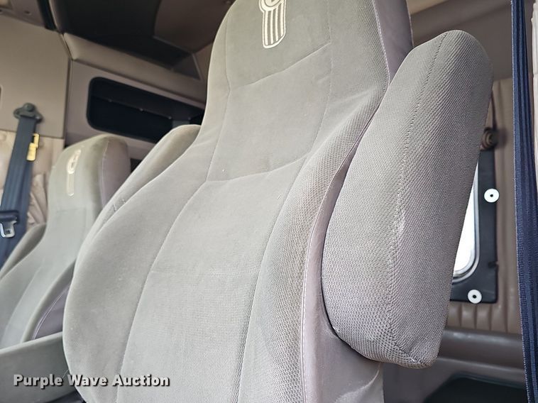 image for item DR5942 2004 Kenworth  semi truck