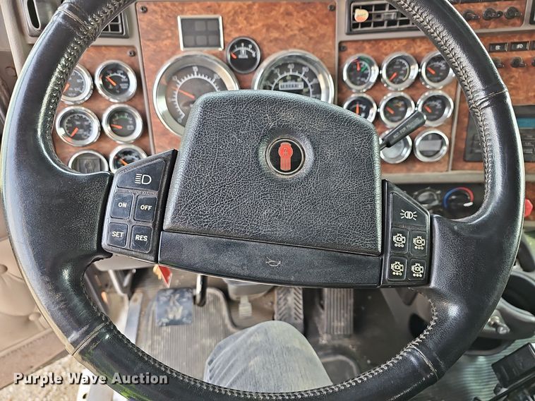 image for item DR5942 2004 Kenworth  semi truck
