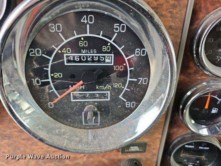 image for item DR5942 2004 Kenworth  semi truck