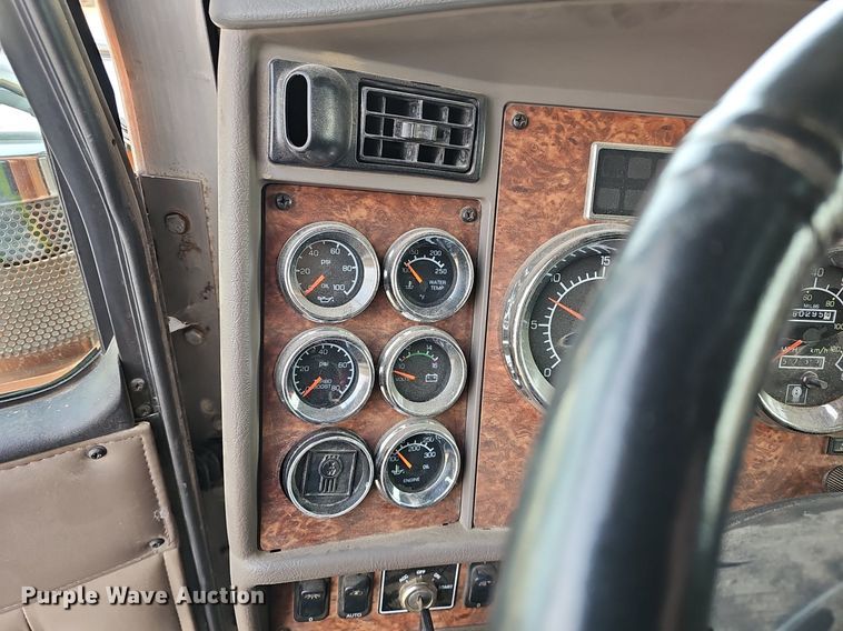 image for item DR5942 2004 Kenworth  semi truck
