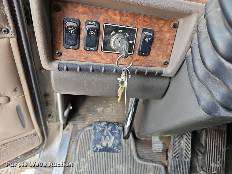 image for item DR5942 2004 Kenworth  semi truck