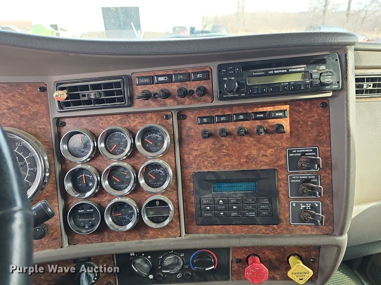 image for item DR5942 2004 Kenworth  semi truck