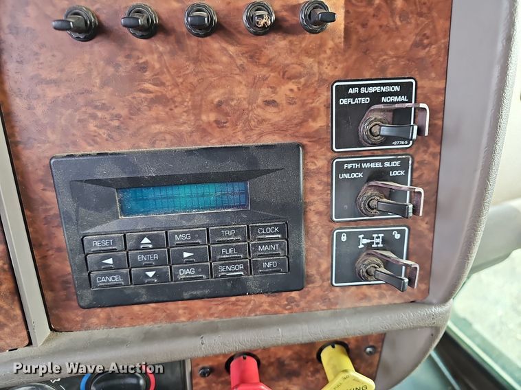 image for item DR5942 2004 Kenworth  semi truck