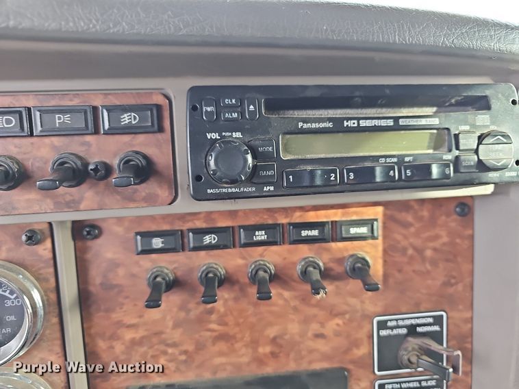 image for item DR5942 2004 Kenworth  semi truck