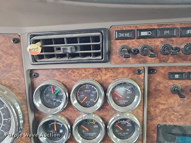 image for item DR5942 2004 Kenworth  semi truck