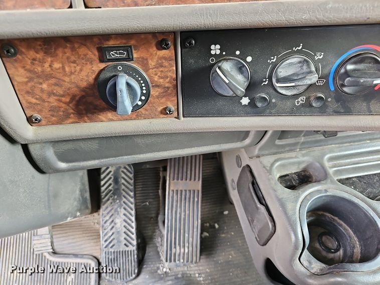 image for item DR5942 2004 Kenworth  semi truck